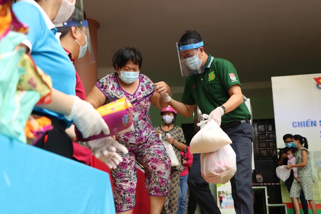 3000 phần quà được trao đến tay người có hoàn cảnh khó khăn trong mùa dịch COVID-19 - Ảnh 4.