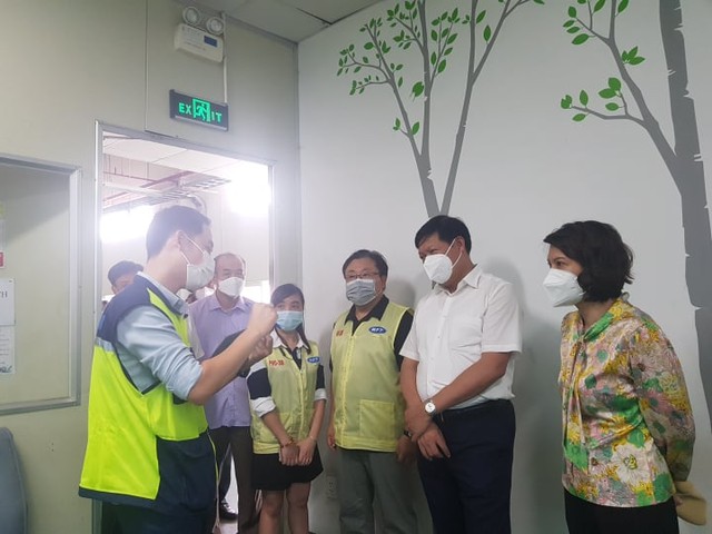 Thứ trưởng Bộ Y tế liên tục truy bài khi kiểm tra thực tế phòng chống dịch ở Thái Nguyên - Ảnh 5.