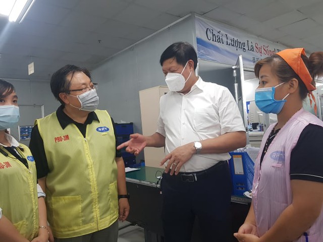 Thứ trưởng Bộ Y tế liên tục truy bài khi kiểm tra thực tế phòng chống dịch ở Thái Nguyên - Ảnh 4.