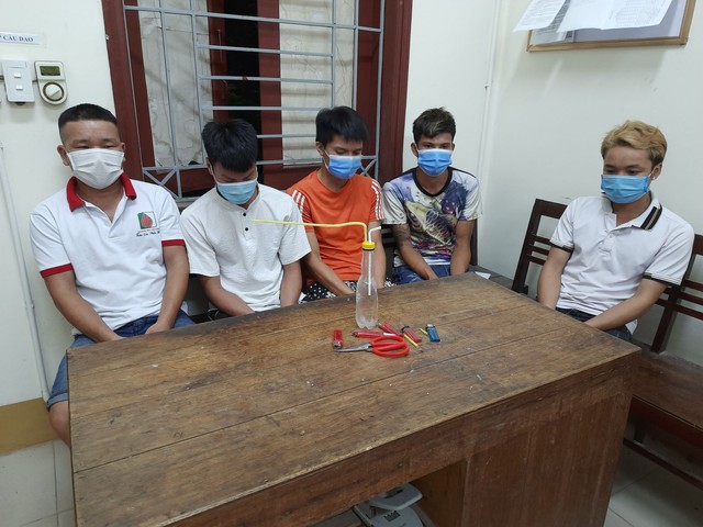 5 thanh niên ở tâm dịch Bắc Giang thản nhiên tụ tập đập đá - Ảnh 1.