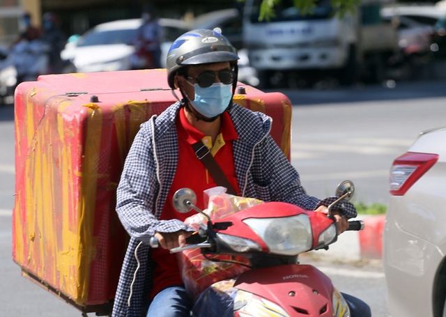 Hà Nội: Nắng nóng đỉnh điểm khiến nhân viên giao hàng bở hơi tai mưu sinh ngoài đường - Ảnh 7.