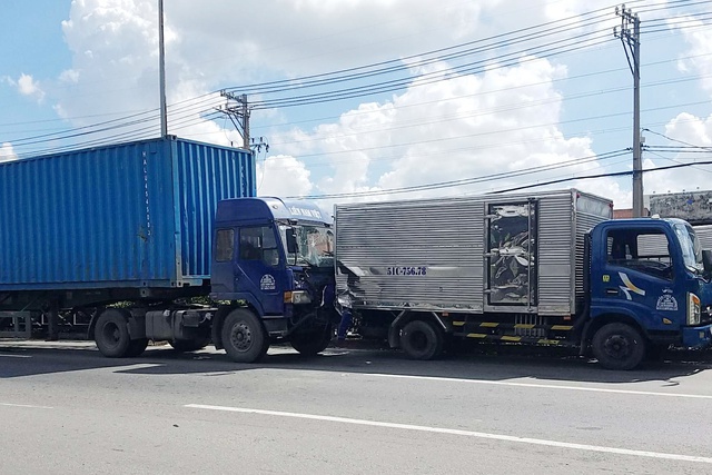Xe container tông đuôi ôtô tải ở TP.HCM, một người tử vong - Ảnh 1.