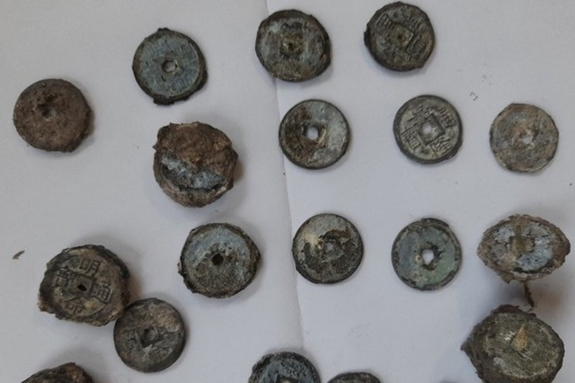  Gần 8 tạ tiền xu cổ dưới đáy biển Quảng Bình có từ thời Gia Long, Minh Mạng  - Ảnh 1.