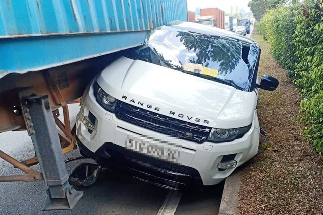 Range Rover va chạm với xe container ở TP.HCM - Ảnh 1.