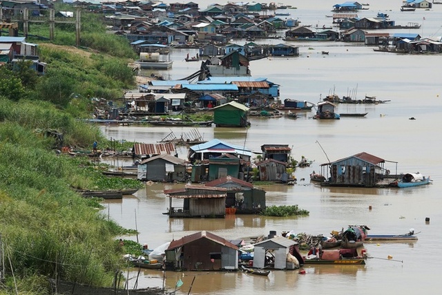 Phát hiện thi thể người nhảy sông mắc Covid-19 ở Campuchia - Ảnh 1.