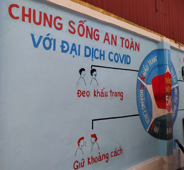 Con đường tranh bích họa dài gần 100m cỗ vũ Việt Nam chiến thắng COVID-19 đầu tiên ở Hà Nội - Ảnh 7.