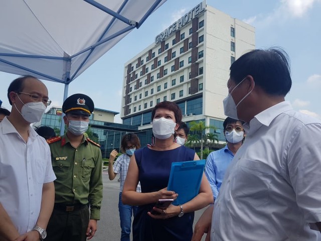 Thứ trưởng Bộ Y tế liên tục truy bài khi kiểm tra thực tế phòng chống dịch ở Thái Nguyên - Ảnh 7.