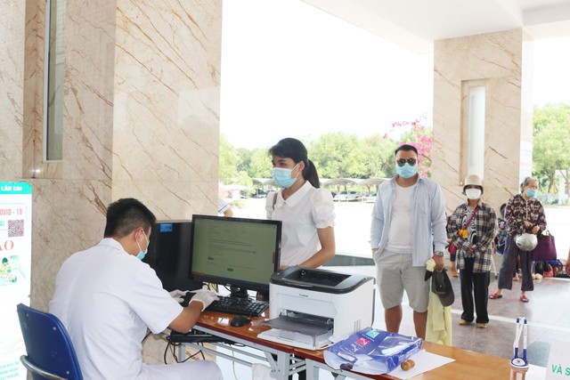 Phát hiện ca dương tính, Lào Cai truy vết bằng camera những nơi bệnh nhân đến - Ảnh 3.