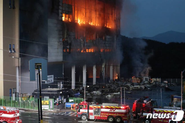 Thảm họa nối tiếp tại Hàn Quốc: Cháy kho hàng hơn 19 tiếng tạo nên cảnh kinh hoàng, nhân viên cứu hỏa mắc kẹt còn tòa nhà có nguy cơ đổ sập - Ảnh 10.