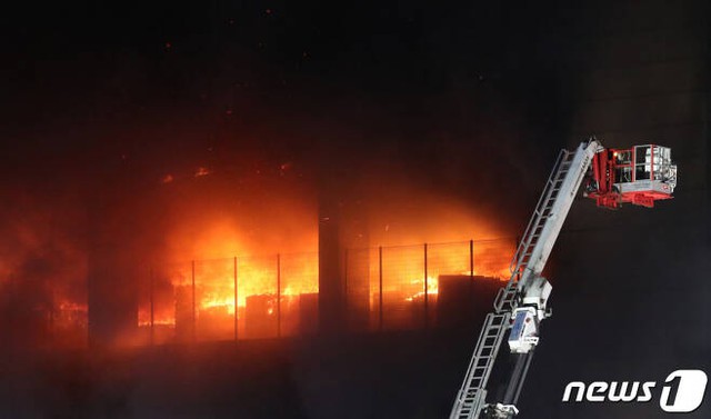 Thảm họa nối tiếp tại Hàn Quốc: Cháy kho hàng hơn 19 tiếng tạo nên cảnh kinh hoàng, nhân viên cứu hỏa mắc kẹt còn tòa nhà có nguy cơ đổ sập - Ảnh 11.
