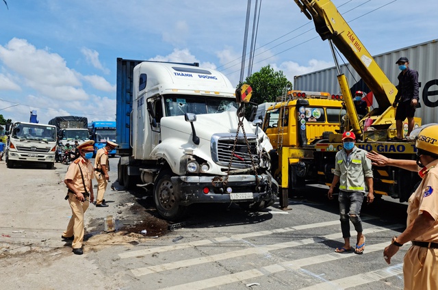 Hàng chục cảnh sát chặn bắt tài xế xe đầu kéo - Ảnh 2.