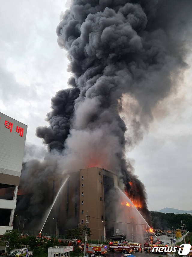 Thảm họa nối tiếp tại Hàn Quốc: Cháy kho hàng hơn 19 tiếng tạo nên cảnh kinh hoàng, nhân viên cứu hỏa mắc kẹt còn tòa nhà có nguy cơ đổ sập - Ảnh 5.