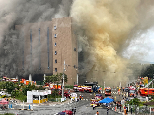 Thảm họa nối tiếp tại Hàn Quốc: Cháy kho hàng hơn 19 tiếng tạo nên cảnh kinh hoàng, nhân viên cứu hỏa mắc kẹt còn tòa nhà có nguy cơ đổ sập - Ảnh 6.