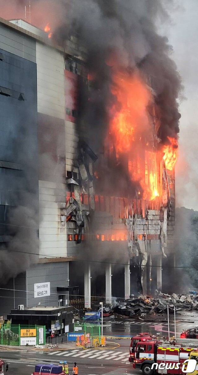 Thảm họa nối tiếp tại Hàn Quốc: Cháy kho hàng hơn 19 tiếng tạo nên cảnh kinh hoàng, nhân viên cứu hỏa mắc kẹt còn tòa nhà có nguy cơ đổ sập - Ảnh 7.
