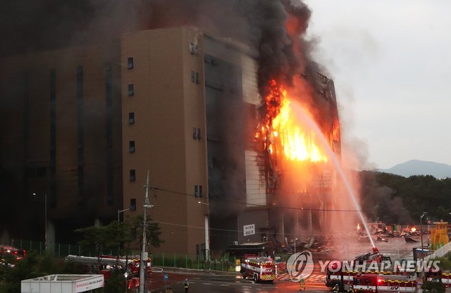 Thảm họa nối tiếp tại Hàn Quốc: Cháy kho hàng hơn 19 tiếng tạo nên cảnh kinh hoàng, nhân viên cứu hỏa mắc kẹt còn tòa nhà có nguy cơ đổ sập - Ảnh 8.