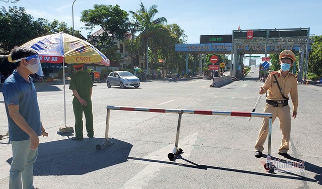 Lái xe ‘ngơ ngác’ khi bị CSGT yêu cầu quay đầu xe ở TP Vinh - Ảnh 10.