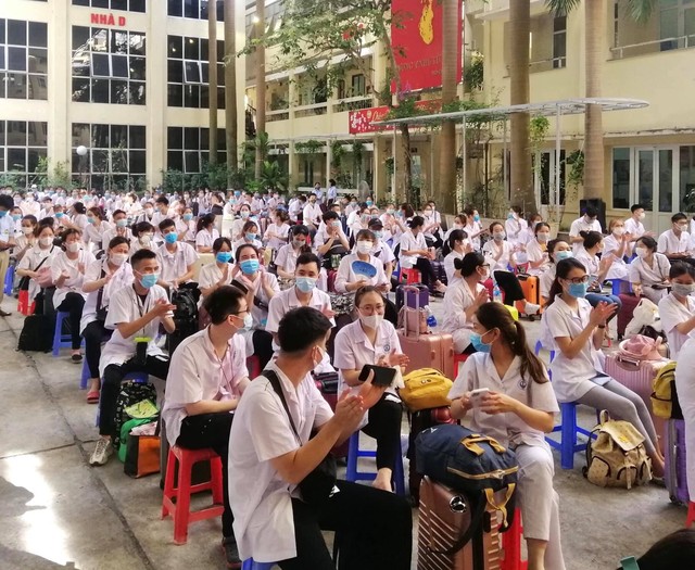 Xúc động hình ảnh hơn 200 thầy trò Cao đẳng Y tế Hà Nội xuất quân chi viện Bắc Giang - Ảnh 4.