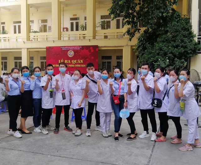 Xúc động hình ảnh hơn 200 thầy trò Cao đẳng Y tế Hà Nội xuất quân chi viện Bắc Giang - Ảnh 5.