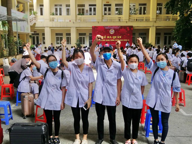 Xúc động hình ảnh hơn 200 thầy trò Cao đẳng Y tế Hà Nội xuất quân chi viện Bắc Giang - Ảnh 7.