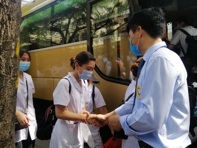 Xúc động hình ảnh hơn 200 thầy trò Cao đẳng Y tế Hà Nội xuất quân chi viện Bắc Giang - Ảnh 9.