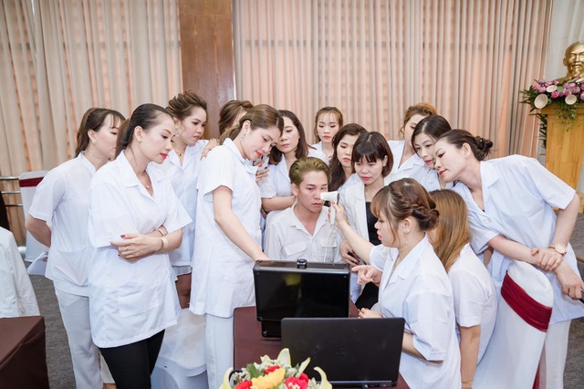 Nữ điều dưỡng xinh đẹp mang sứ mệnh tô điểm nhan sắc phụ nữ Việt - Ảnh 5.