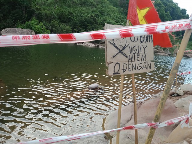 Người dân Quảng Bình phát hiện quả bom bên bờ suối  - Ảnh 1.