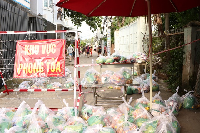 Muôn cách san sẻ tình người trong khu phong tỏa giữa mùa dịch COVID-19 tại Sài Gòn - Ảnh 3.