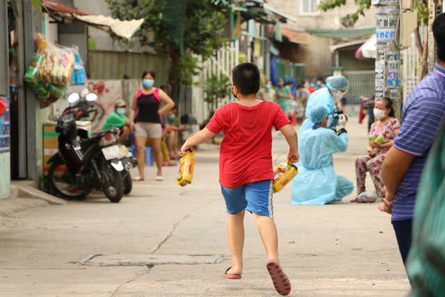 Muôn cách san sẻ tình người trong khu phong tỏa giữa mùa dịch COVID-19 tại Sài Gòn - Ảnh 11.