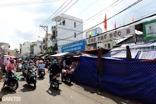 Tiểu thương chợ tự phát ở Sài Gòn vội vã chạy hàng khi bị kiểm tra xử lý - Ảnh 1.