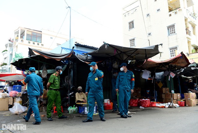Tiểu thương chợ tự phát ở Sài Gòn vội vã chạy hàng khi bị kiểm tra xử lý - Ảnh 2.