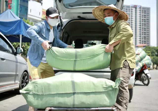  Người lao động mưu sinh ở bến xe Mỹ Đình mướt mồ hôi trong đợt nắng đỉnh điểm  - Ảnh 2.