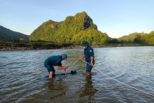  Đi đánh cá, người dân phát hiện quả bom còn nguyên kíp nổ trên sông  - Ảnh 1.