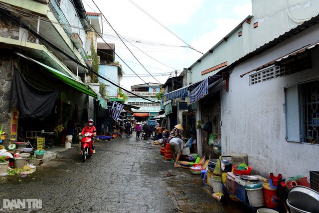 Tiểu thương chợ tự phát ở Sài Gòn vội vã chạy hàng khi bị kiểm tra xử lý - Ảnh 11.