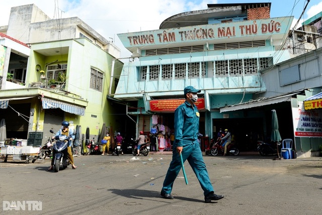 Tiểu thương chợ tự phát ở Sài Gòn vội vã chạy hàng khi bị kiểm tra xử lý - Ảnh 12.