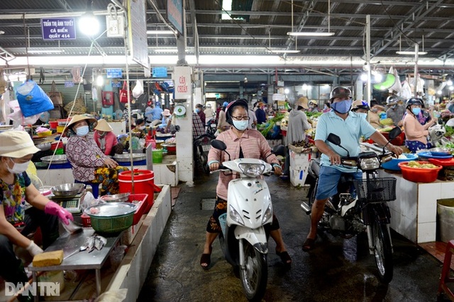 Tiểu thương chợ tự phát ở Sài Gòn vội vã chạy hàng khi bị kiểm tra xử lý - Ảnh 13.