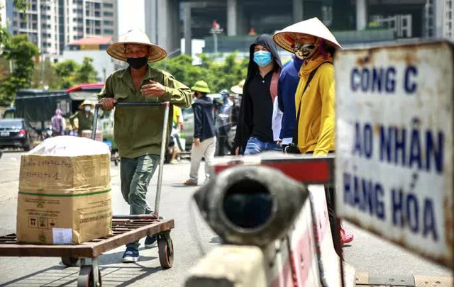  Người lao động mưu sinh ở bến xe Mỹ Đình mướt mồ hôi trong đợt nắng đỉnh điểm  - Ảnh 4.