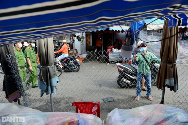 Tiểu thương chợ tự phát ở Sài Gòn vội vã chạy hàng khi bị kiểm tra xử lý - Ảnh 5.