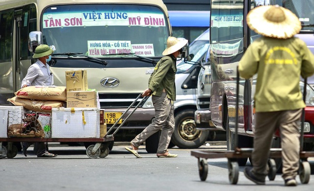  Người lao động mưu sinh ở bến xe Mỹ Đình mướt mồ hôi trong đợt nắng đỉnh điểm  - Ảnh 5.