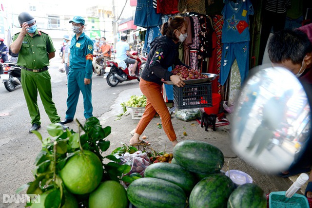 Tiểu thương chợ tự phát ở Sài Gòn vội vã chạy hàng khi bị kiểm tra xử lý - Ảnh 8.