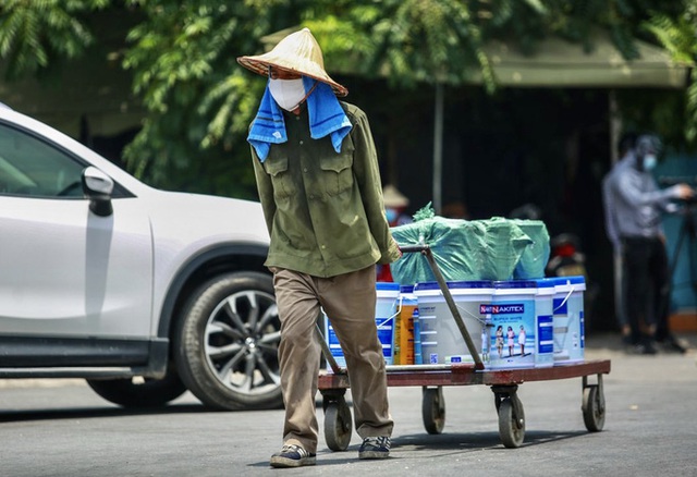  Người lao động mưu sinh ở bến xe Mỹ Đình mướt mồ hôi trong đợt nắng đỉnh điểm  - Ảnh 9.