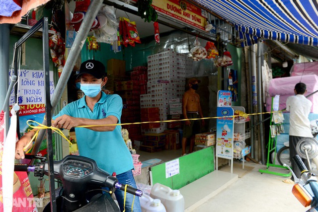 Tiểu thương chợ tự phát ở Sài Gòn vội vã chạy hàng khi bị kiểm tra xử lý - Ảnh 10.