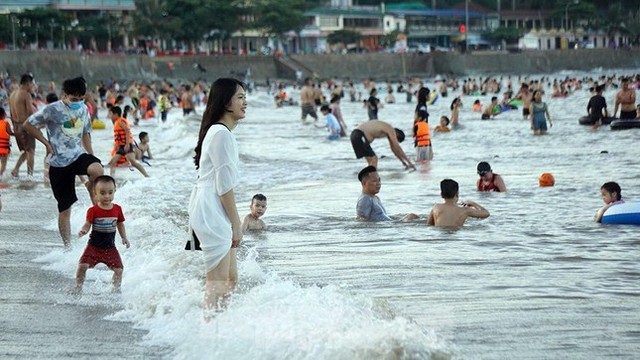  Nắng nóng kéo dài, biển Đồ Sơn chật kín người xuống tắm  - Ảnh 3.