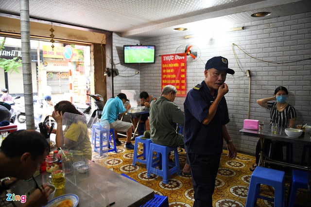 Quá đông khách, quán hết sạch phở từ đầu sáng trong ngày đầu bán trở lại - Ảnh 3.