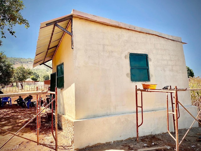 Chàng trai xứ Nghệ xây nhà cho hai bà cụ tại quê nghèo châu Phi - Ảnh 2.