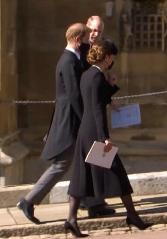 Hé lộ sự thật chua chát sau khoảnh khắc Harry cùng vợ chồng Công nương Kate trò chuyện ở tang lễ Hoàng tế Philip - Ảnh 3.
