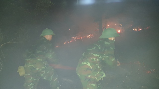 Thừa Thiên Huế: Hàng trăm cán bộ, chiến sĩ xuyên đêm chữa cháy rừng - Ảnh 4.