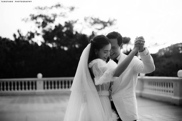 Hồ Ngọc Hà chính thức tung ảnh cưới, nhìn cô dâu cười rạng rỡ bên chú rể Kim Lý đã thấy hạnh phúc - Ảnh 2.