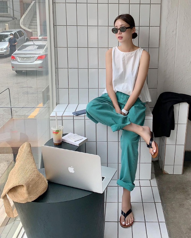 Nàng blogger Hàn gợi ý 11 cách mặc áo hai dây đơn giản, nhưng lên hình sống ảo rất mãn nhãn - Ảnh 1.