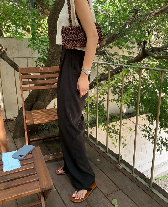 Nàng blogger Hàn gợi ý 11 cách mặc áo hai dây đơn giản, nhưng lên hình sống ảo rất mãn nhãn - Ảnh 2.