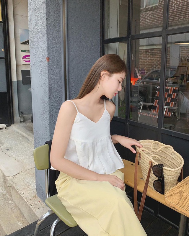 Nàng blogger Hàn gợi ý 11 cách mặc áo hai dây đơn giản, nhưng lên hình sống ảo rất mãn nhãn - Ảnh 9.